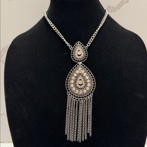 Elegant Silver Necklace with Intricate Design